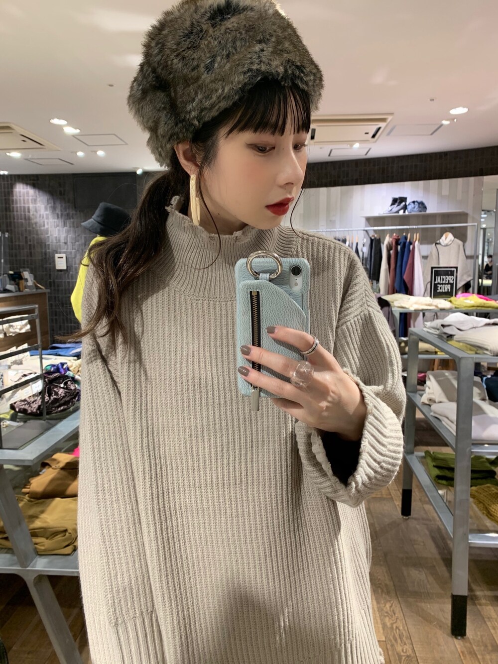 「秋コーデ、休日コーデ、オトナカジュアル、カジュアルコーデ、ニットコーデ、ootd、タートルネックニット、ジーナシス、JEANASiS、モード」｜「JEANASISの5Gアゼクラッシュクラッシュハイネックプルオーバー/918271（ニット/セーター、ベージュ系）」を使った、せいらまんさん（レディース・165cm）の秋コーディネートの1枚目の写真