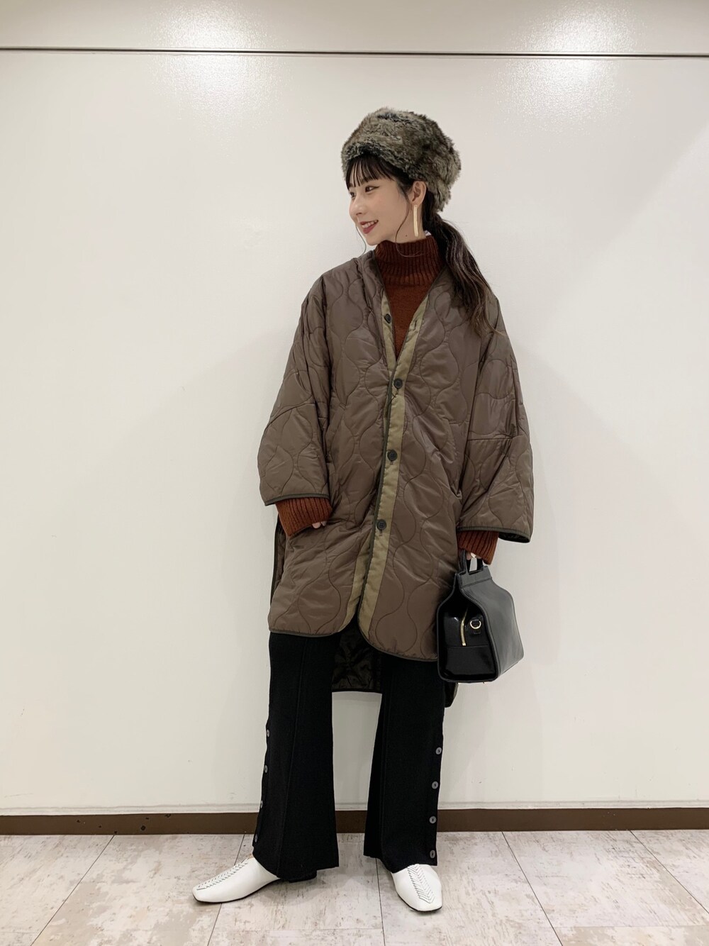 「wearhalloween2020、秋コーデ、休日コーデ、オトナカジュアル、ootd、ブラウン、ラクチンコーデ、キルティング、モード、JEANASiS」｜「JEANASISのナイロンキルトポンチョ/918215（ナイロンジャケット、グリーン系）」を使った、せいらまんさん（レディース・165cm）の秋コーディネートの1枚目の写真