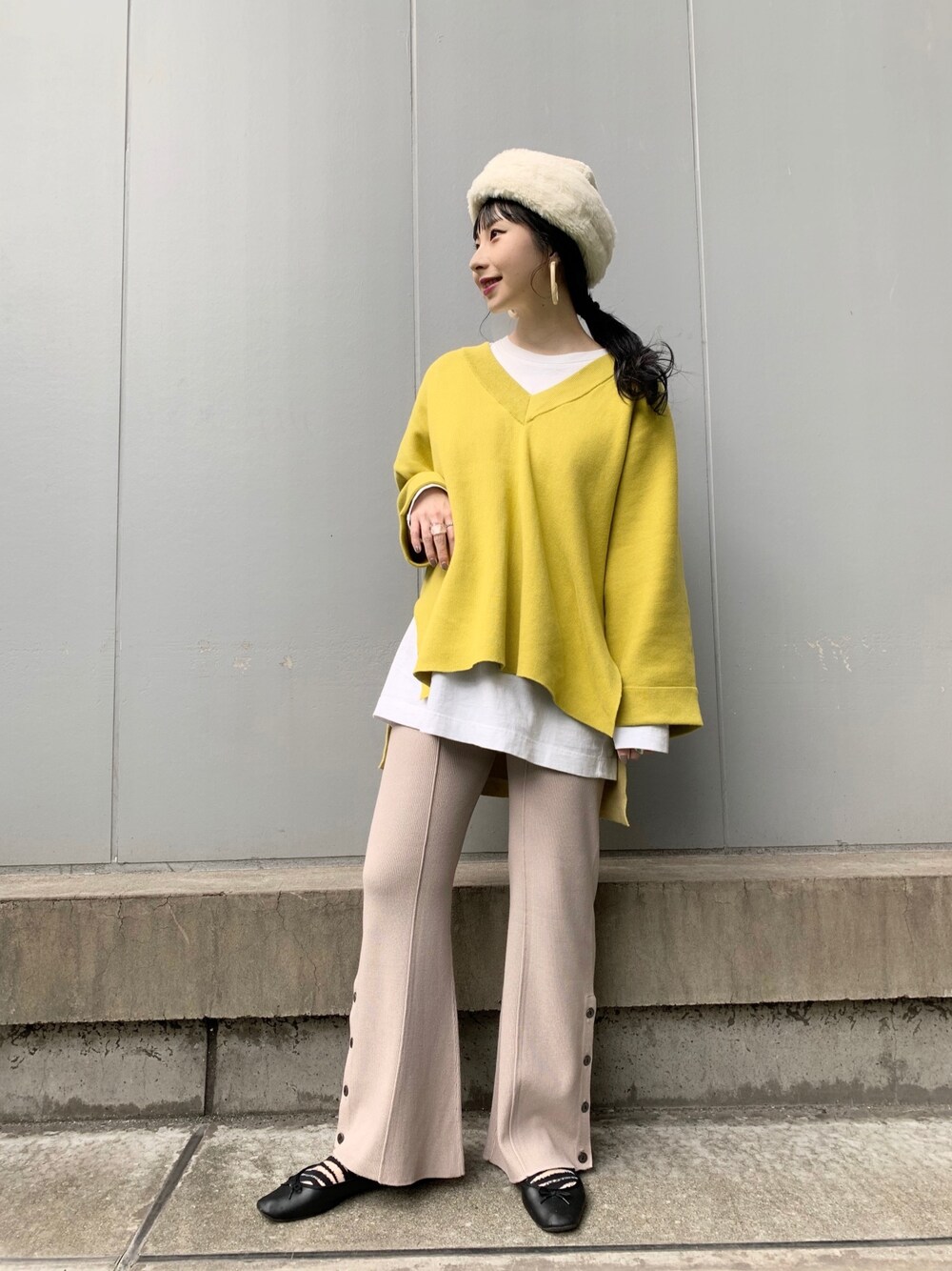 「オトナカジュアル、秋服、カジュアルコーデ、お洒落さんとつながりたい、レイヤードスタイル、JEANASiS、ジーナシス、ベージュ、カラーニット、ootd」｜「JEANASISのWフェイスドルマンVプルオーバー/893338（ニット/セーター、イエロー系）」を使った、せいらまんさん（レディース・165cm）の秋コーディネートの1枚目の写真