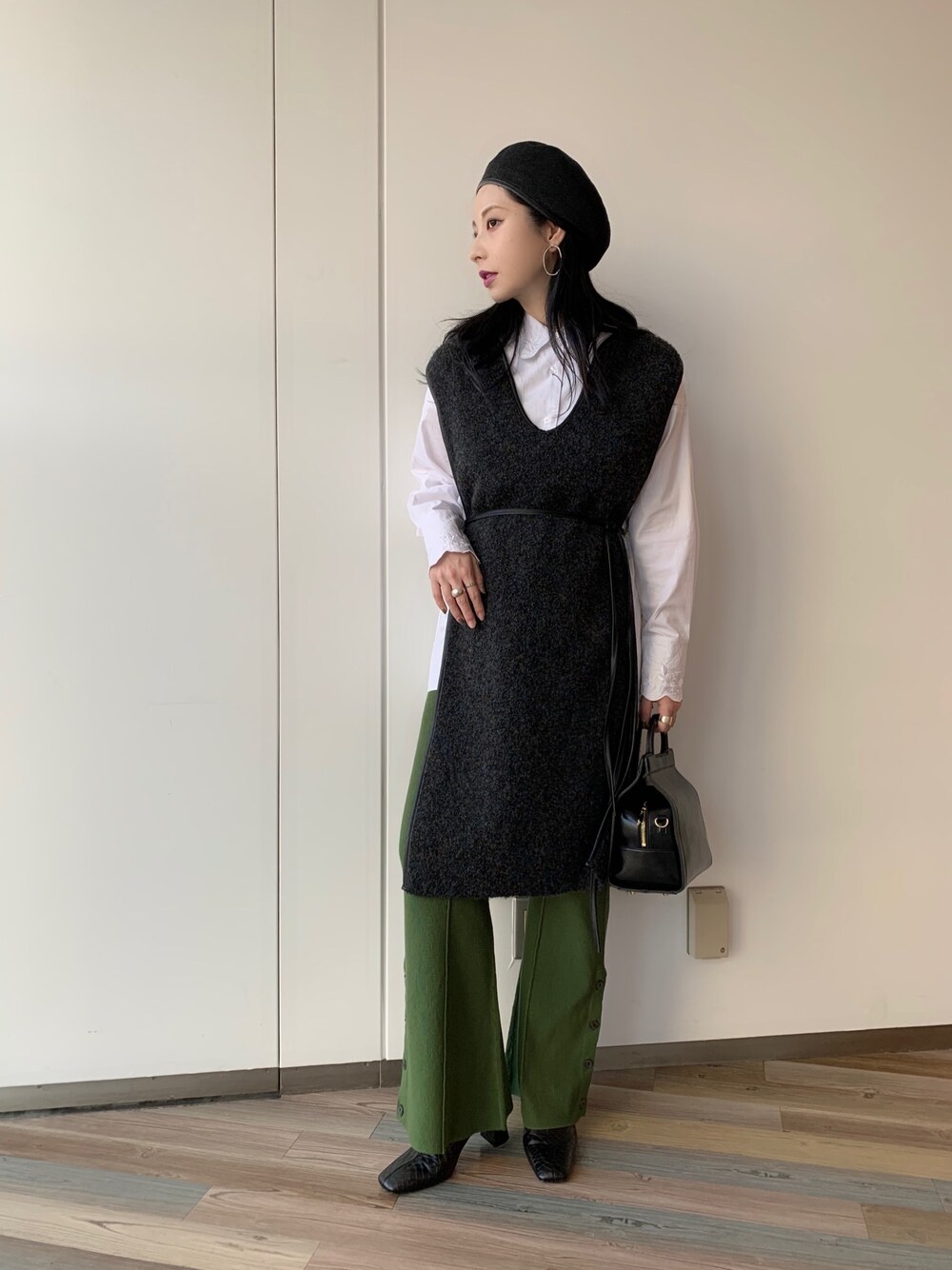 「大人カジュアル、大人女子、キレイめ、秋のコーデ、パンツスタイル、レイヤードスタイル、いいね、save、フォローお願いします🤑、マタニティ、ベスト、ootd」｜「JEANASISのキモウブークレロングベスト/896477（ベスト、ブラック系）」を使った、せいらまんさん（レディース・165cm）の秋コーディネートの1枚目の写真