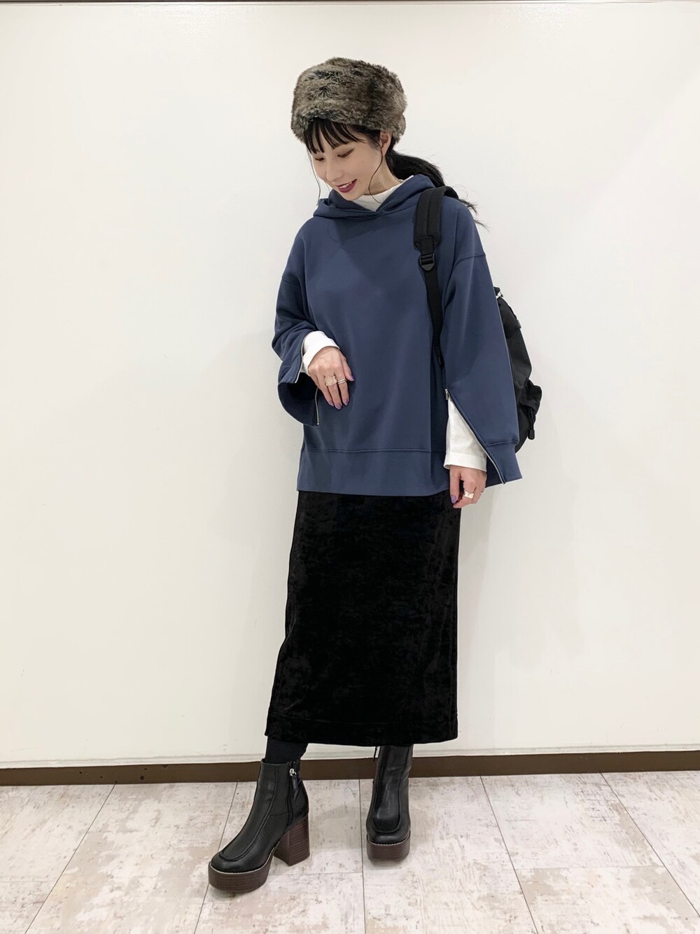 「秋のコーデ、シンプル、お洒落さんとつながりたい、スカート、JEANASiS、ジーナシス、ootd、code、パーカー、カジュアル」｜「JEANASISのクラッシュベロアナロースカート/920088（スカート、ブラック系）」を使った、せいらまんさん（レディース・165cm）の秋コーディネートの1枚目の写真
