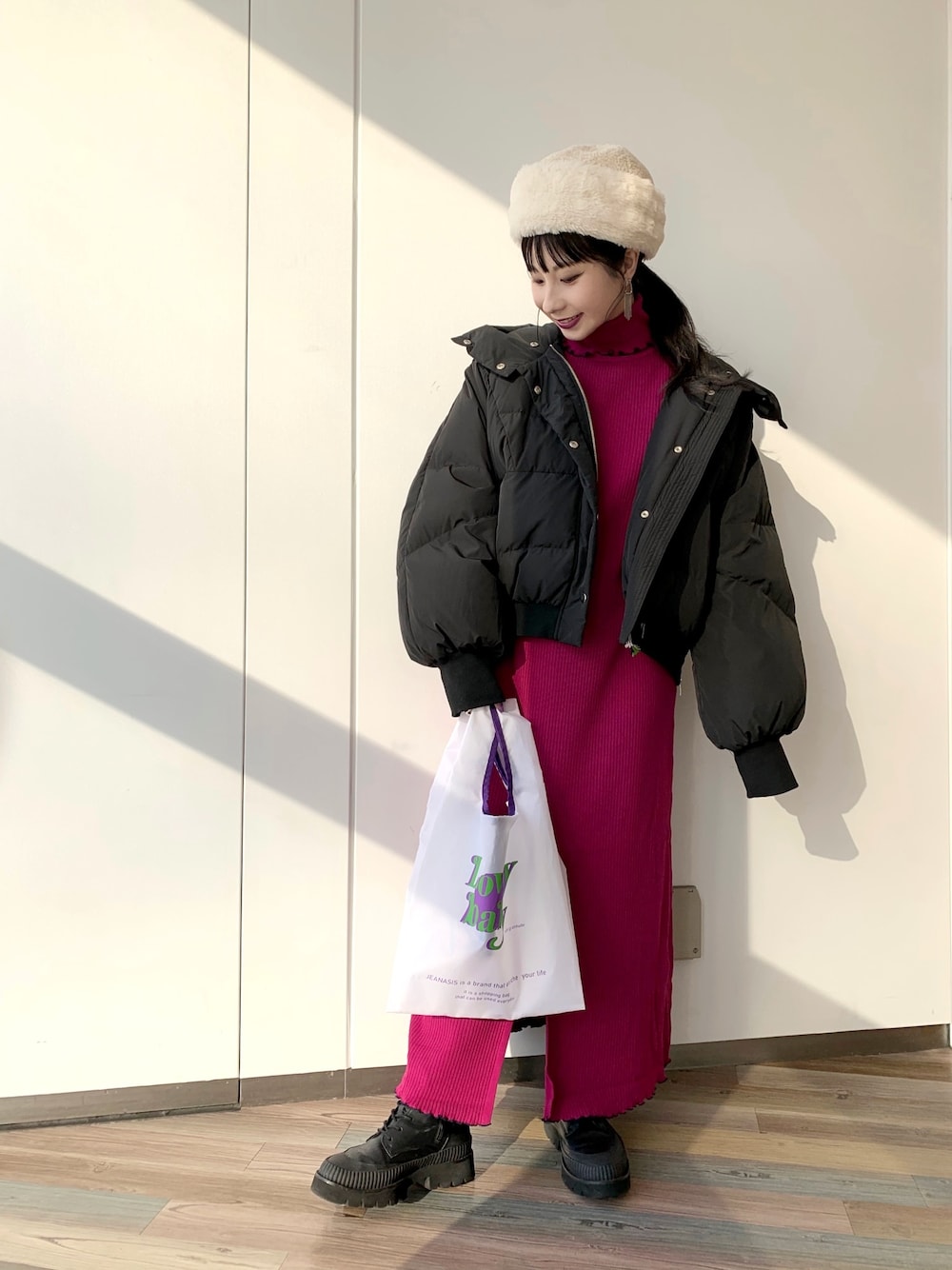 「秋のコーデ、お洒落さんとつながりたい、ショートブーツ、ローファー、大人かわいい、JEANASiS、ootd、code、楽チンコーデ、ワンピース」｜「JEANASISのソデボリュームダウン/867839（ダウンジャケット/コート、ブラック系）」を使った、せいらまんさん（レディース・165cm）の秋コーディネートの1枚目の写真