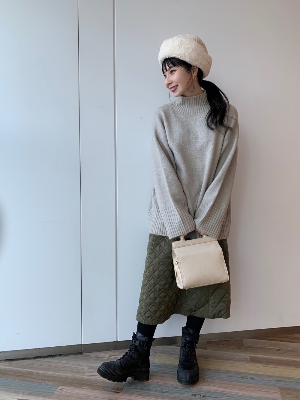 「休日スタイル、秋コーデ、秋冬コーデ、大人コーデ、カジュアルコーデ、おしゃれさんと繋がりたい、ロングスカート、ハイネックニット、JEANASiS、ootd」｜「JEANASISの5Gフトリブシームレスハイネックプルオーバー/898129（ニット/セーター、グレー系）」を使った、せいらまんさん（レディース・165cm）の秋コーディネートの1枚目の写真