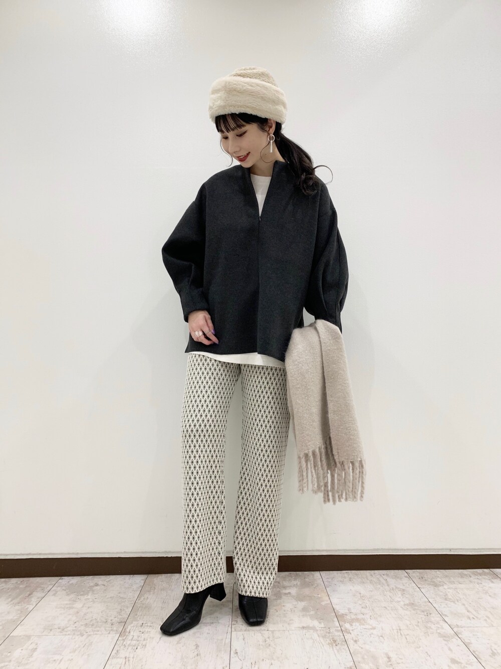 「秋コーデ、秋冬コーデ、大人コーデ、おしゃれさんと繋がりたい、ブーツスタイル、レイヤードスタイル、JEANASiS、ootd、シンプルスタイル、休日スタイル」｜「JEANASISのラメジャガードカットパンツ/918720（その他パンツ、ホワイト系）」を使った、せいらまんさん（レディース・165cm）の秋コーディネートの1枚目の写真