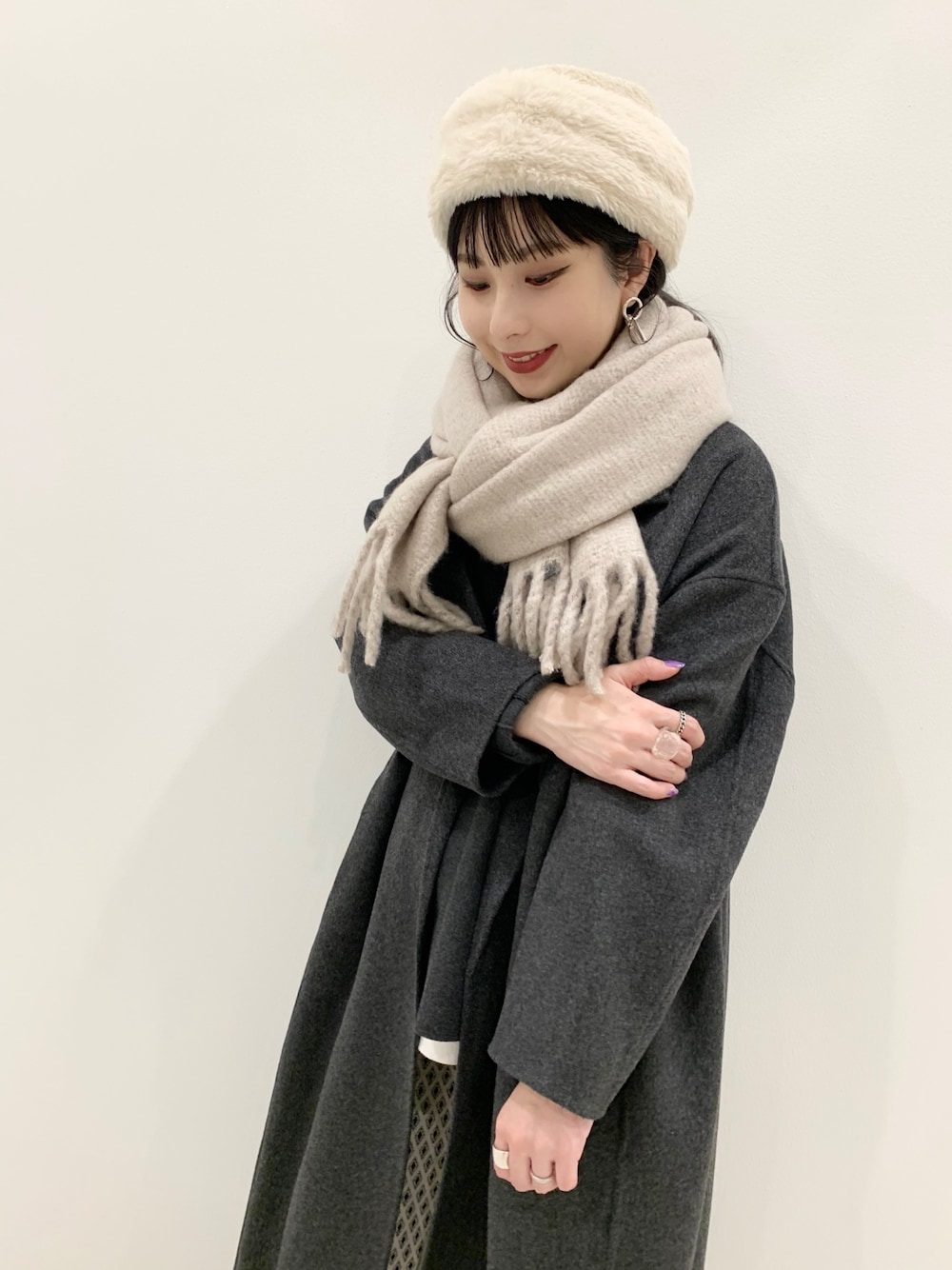 「休日スタイル、秋コーデ、秋冬コーデ、大人コーデ、カジュアルコーデ、おしゃれさんと繋がりたい、マフラー、コート、JEANASiS、ootd」｜「JEANASISのショートビーバーリバーロングコート/890430（その他アウター、グレー系）」を使った、せいらまんさん（レディース・165cm）の秋コーディネートの1枚目の写真