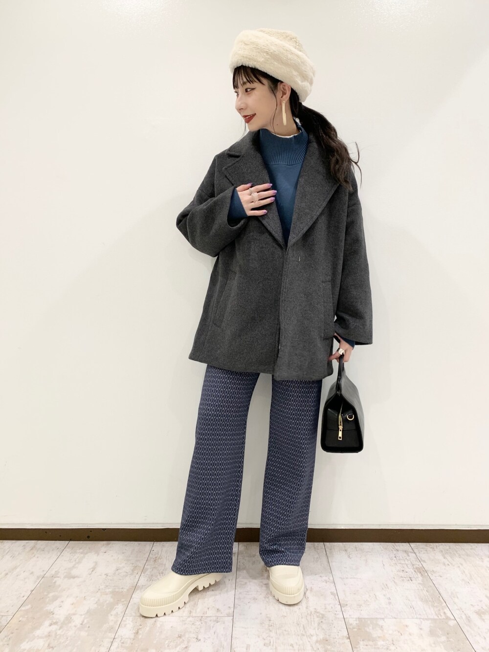 「休日スタイル、秋コーデ、秋冬コーデ、大人コーデ、カジュアルコーデ、おしゃれさんと繋がりたい、レイヤードスタイル、JEANASiS、ootd、コート」｜「JEANASISのウールビーバーショートジャケット/890433（その他アウター、グレー系）」を使った、せいらまんさん（レディース・165cm）の秋コーディネートの1枚目の写真