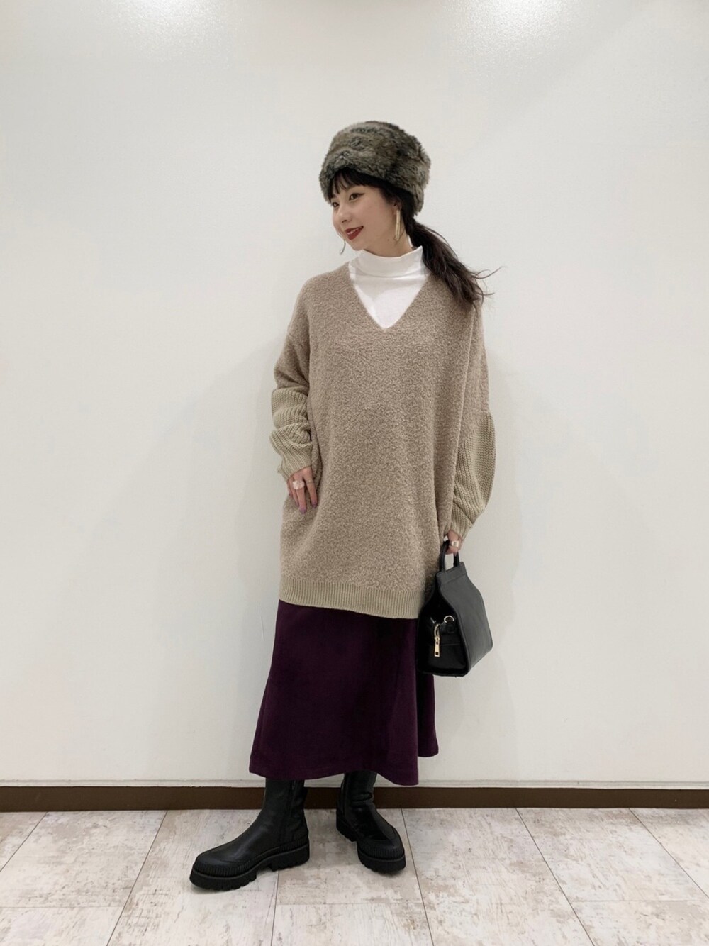 「休日スタイル、秋冬コーデ、大人コーデ、おしゃれさんと繋がりたい、カジュアルコーデ、着回しコーデ、ブーツスタイル、くすみカラー、ロングスカート、JEANASiS」｜「JEANASISのブークレドッキングチュニックプルオーバー/924088（ニット/セーター、ベージュ系）」を使った、せいらまんさん（レディース・165cm）の秋コーディネートの1枚目の写真