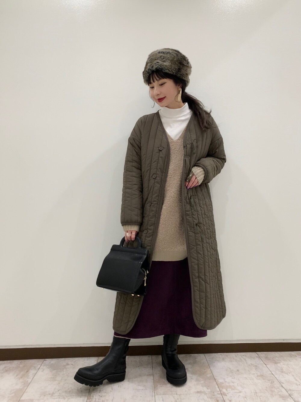 「冬コーデ、オトナカジュアル、ビッグシルエット、大人かわいい、おしゃれさんと繋がりたい、大人カジュアル、オトナ女子、黒ブーツ、JEANASiS、ootd」｜「JEANASISのチャイナキルトコート/923544（その他アウター、グリーン系）」を使った、せいらまんさん（レディース・165cm）の秋コーディネートの1枚目の写真