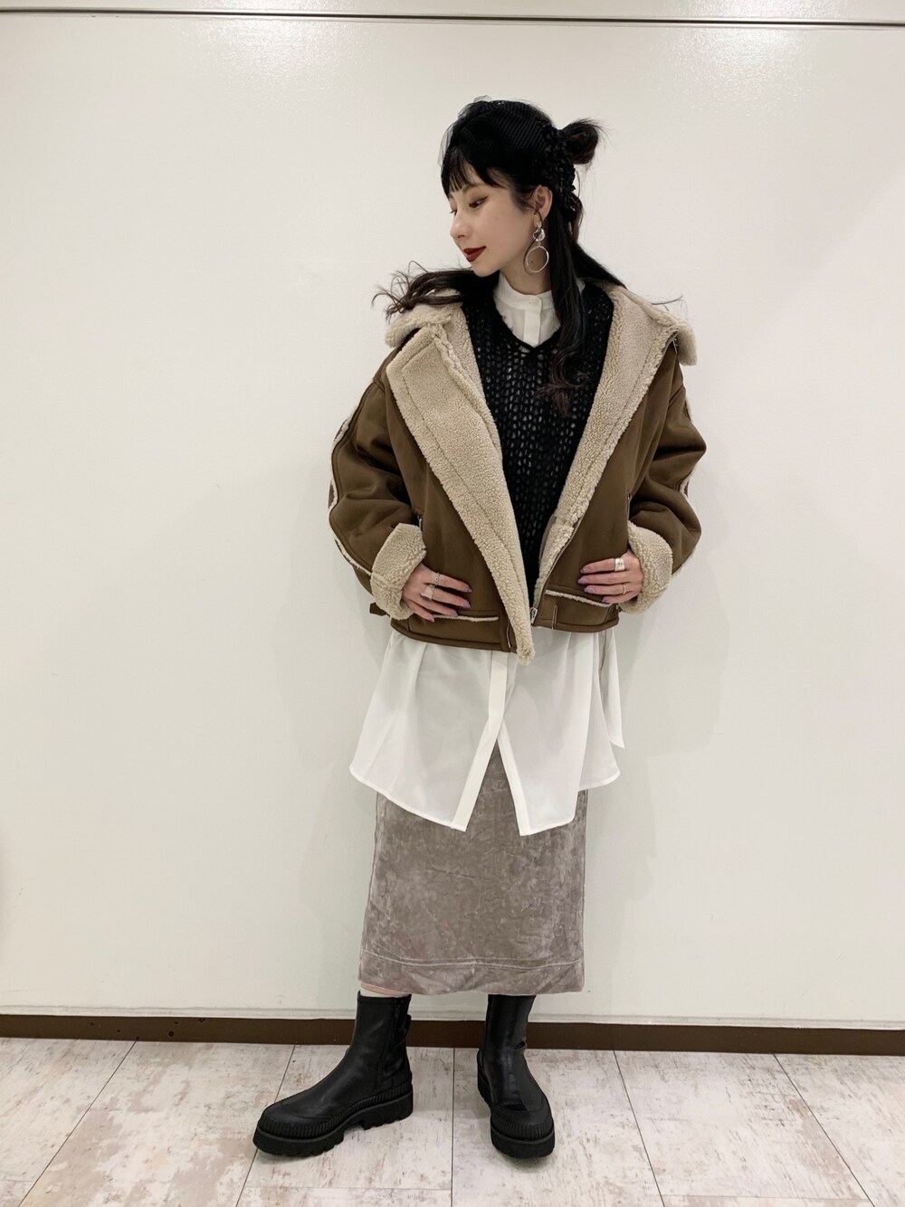 「冬コーデ、オトナカジュアル、ビッグシルエット、おしゃれさんと繋がりたい、ショートブーツ、黒ブーツ、韓国ファッション、JEANASiS、ootd」｜「JEANASISのボアB-3/918887（ムートンコート、ブラウン系）」を使った、せいらまんさん（レディース・165cm）の秋コーディネートの1枚目の写真