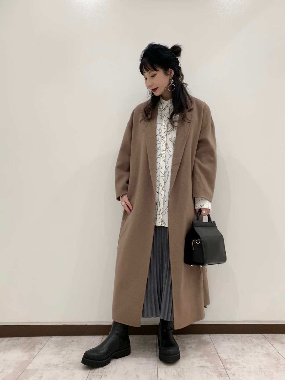 「冬コーデ、カジュアル、大人カジュアル、おしゃれさんと繋がりたい、ブーツ、休日スタイル、ロングスカート、JEANASiS、ootd」｜「JEANASISのショートビーバーリバーマキシコート/890427（その他アウター、ベージュ系）」を使った、せいらまんさん（レディース・165cm）の秋コーディネートの1枚目の写真