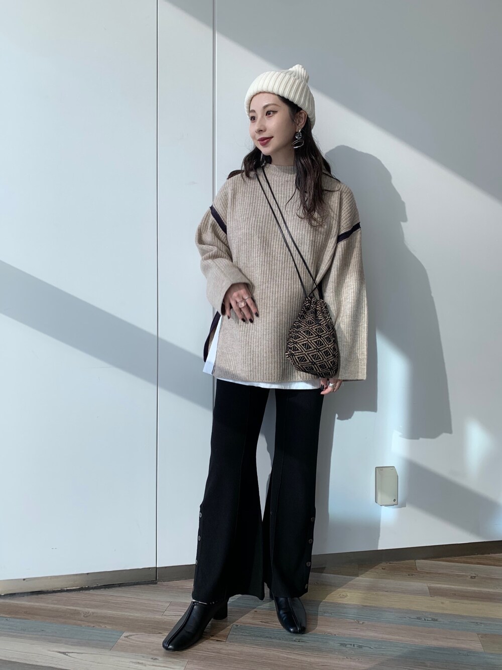 「冬コーデ、カジュアル、大人カジュアル、シンプル、おしゃれさんと繋がりたい、オーバーサイズ、ママファッション、JEANASiS、ootd」｜「JEANASISの5Gハイショクボトルネックプルオーバー/922753（ニット/セーター、ベージュ系）」を使った、せいらまんさん（レディース・165cm）の秋コーディネートの1枚目の写真