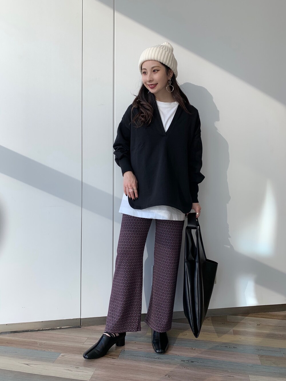 「冬コーデ、カジュアル、大人カジュアル、シンプル、おしゃれさんと繋がりたい、休日スタイル、オトナ女子、ママファッション、JEANASiS、ootd」｜「JEANASISのキーネックスムースウラケプルオーバー/925632（スウェット、ブラック系）」を使った、せいらまんさん（レディース・165cm）の秋コーディネートの1枚目の写真