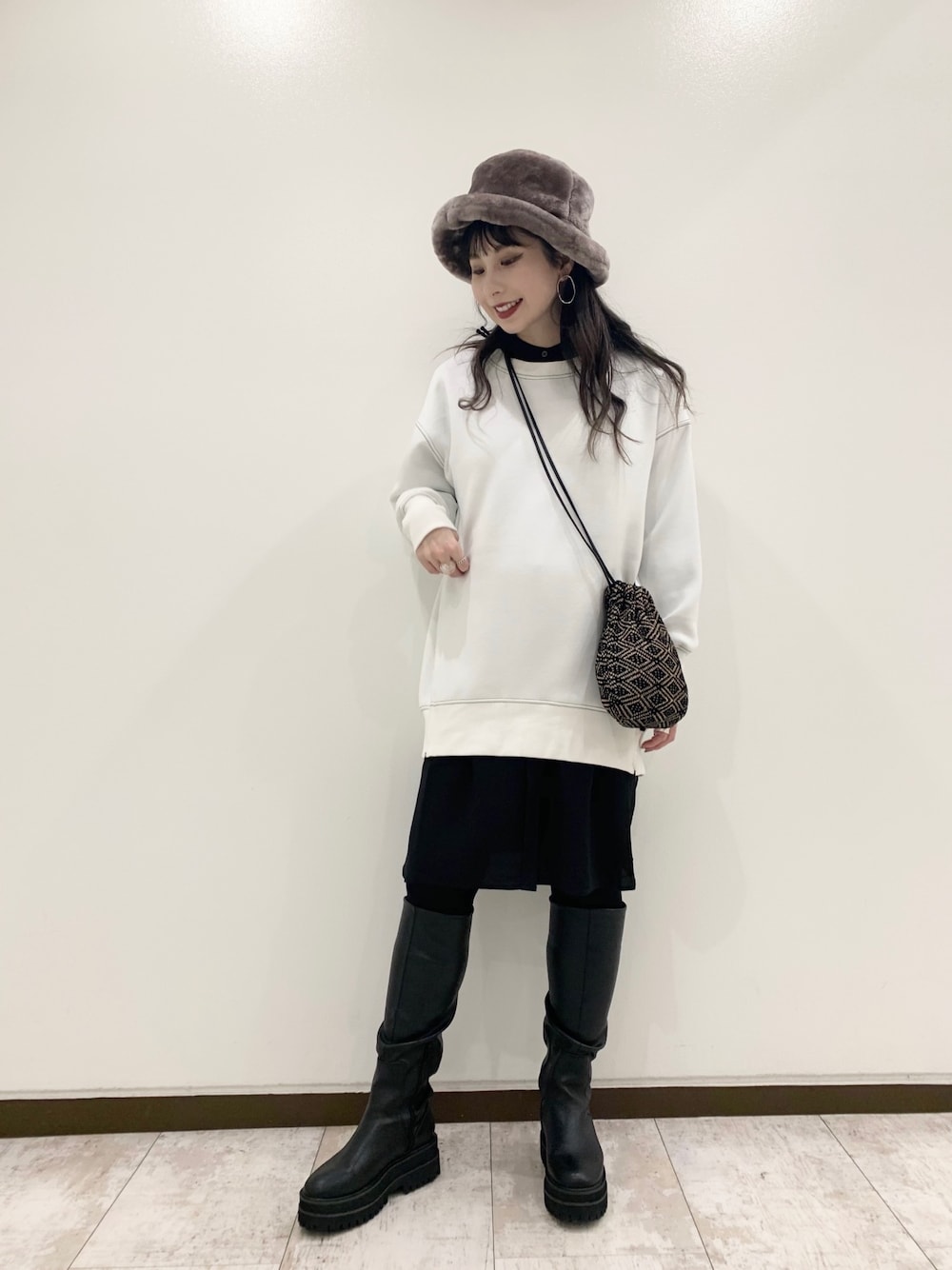 「大人カジュアル、冬コーデ、カジュアル、シンプル、おしゃれさんと繋がりたい、ママファッション、黒ブーツ、JEANASiS、ootd、巾着バッグ」｜「JEANASISのダンボールステッチBIGプルオーバー/924749（スウェット、ホワイト系）」を使った、せいらまんさん（レディース・165cm）の秋コーディネートの1枚目の写真