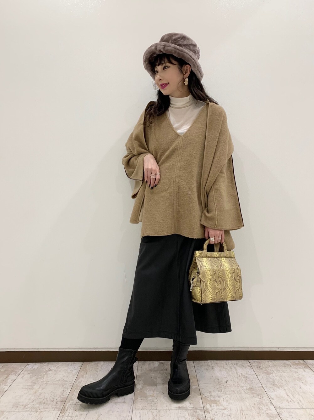 「大人カジュアル、冬コーデ、カジュアル、おしゃれさんと繋がりたい、オトナ女子、ママファッション、ハイネックニット、黒ブーツ、JEANASiS、ootd」｜「JEANASISのアッシュクリバーマフラーツキプルオーバー/924304（Tシャツ/カットソー、ベージュ系）」を使った、せいらまんさん（レディース・165cm）の秋コーディネートの1枚目の写真