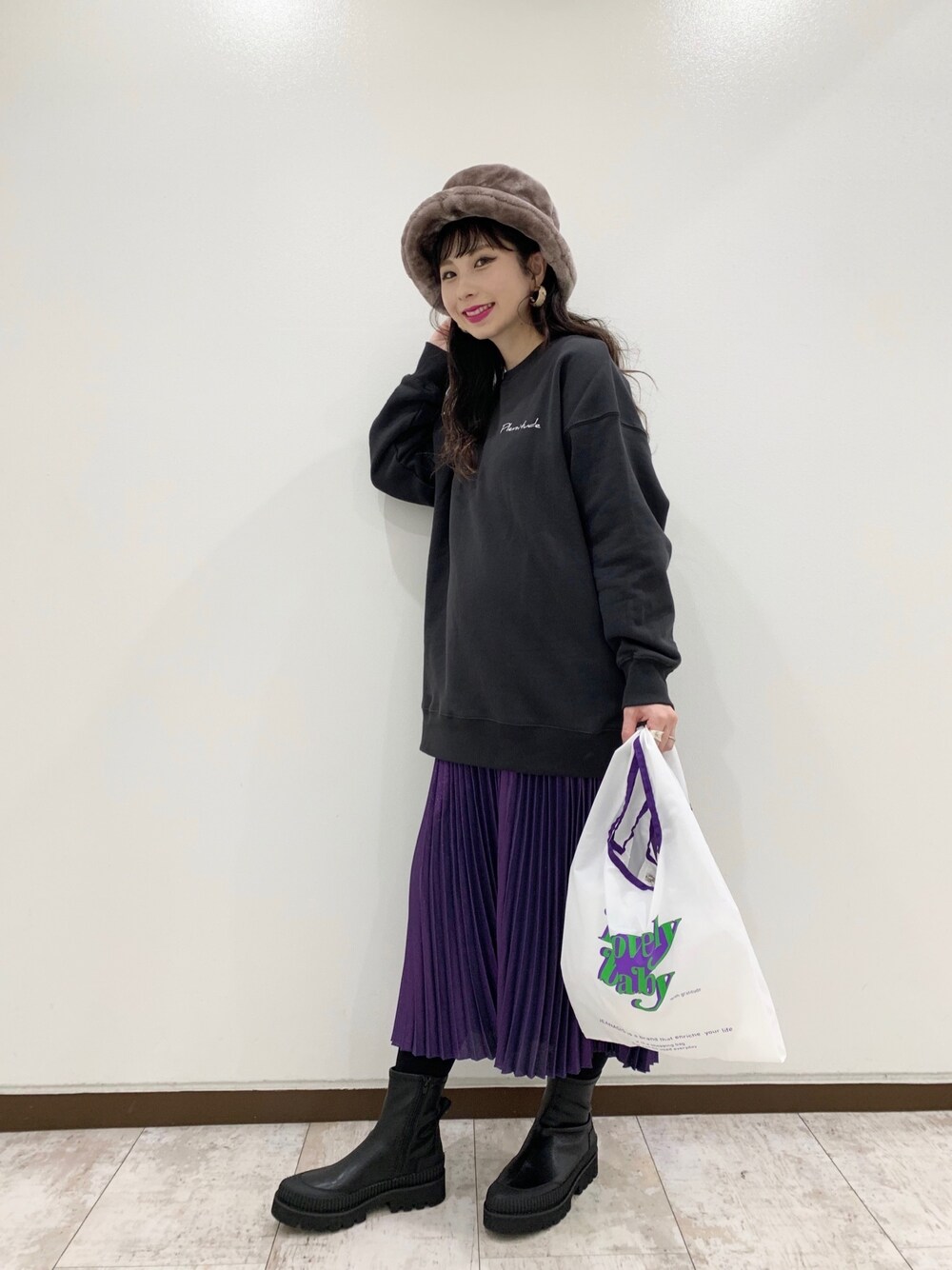 「大人カジュアル、冬コーデ、カジュアル、シンプル、おしゃれさんと繋がりたい、オーバーサイズ、ママファッション、プリーツスカート、JEANASiS、ootd」｜「JEANASISのアソートバックフォトウラケプルオーバー/926409（スウェット、ブラック系）」を使った、せいらまんさん（レディース・165cm）の秋コーディネートの1枚目の写真