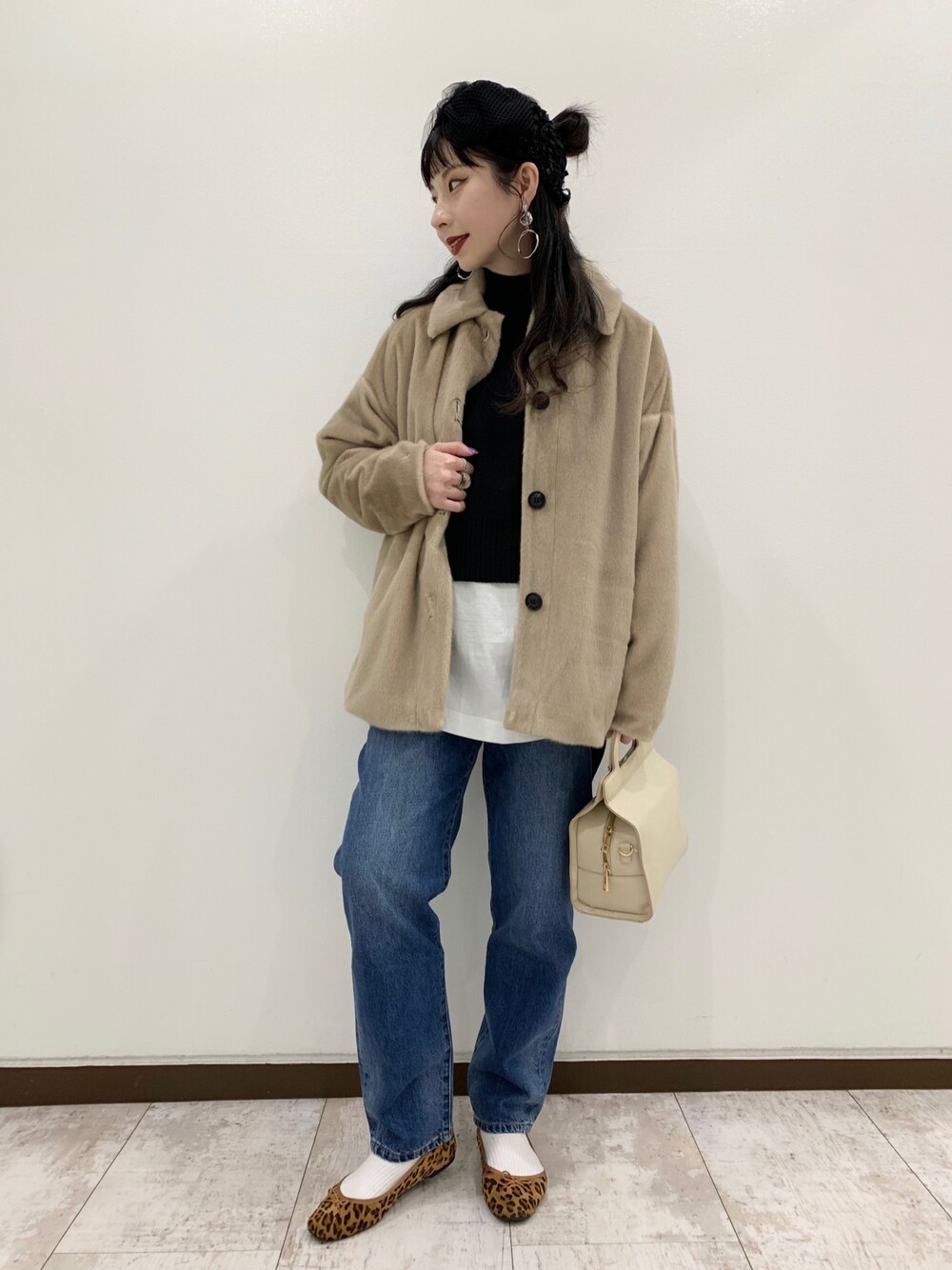 「大人カジュアル、冬コーデ、カジュアル、シンプル、おしゃれさんと繋がりたい、オーバーサイズ、デニム、JEANASiS、ootd、ファーコート」｜「JEANASISのファーハーフコート【先行予約】（ジャケット/アウター、ベージュ系）」を使った、せいらまんさん（レディース・165cm）の秋コーディネートの1枚目の写真