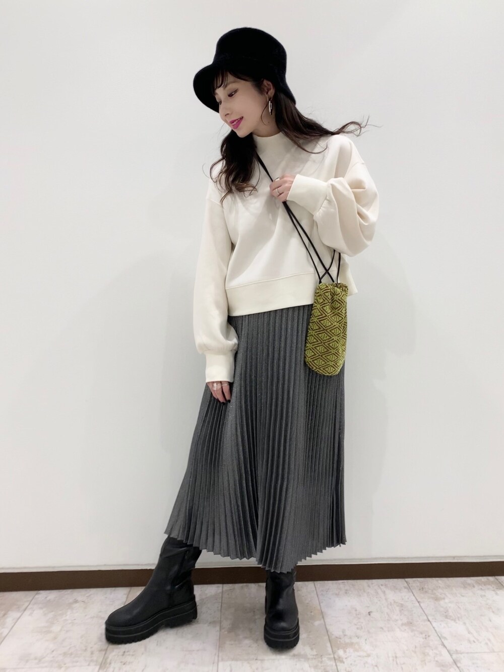 「ゆるコーデ、カジュアルコーデ、今日のコーデ、お洒落さんとつながりたい、ブーツスタイル、ラフ、ロングスカート、JEANASiS、ootd」｜「JEANASISのリバーシブルシャンブレープリーツスカート（スカート、シルバー系）」を使った、せいらまんさん（レディース・165cm）の冬コーディネートの1枚目の写真