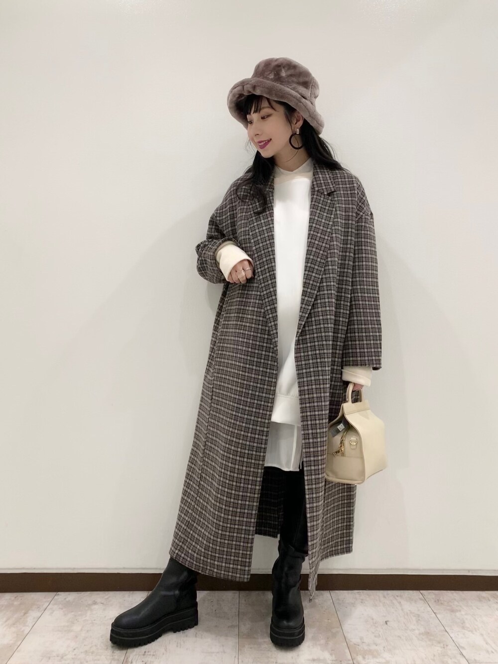 「ゆるコーデ、カジュアルコーデ、お洒落さんとつながりたい、ブーツスタイル、ラクチンコーデ、ロングコート、レイヤードスタイル、JEANASiS、ootd、モード」｜「JEANASISのショートビーバーリバーマキシコート/890427（その他アウター、ブラウン系）」を使った、せいらまんさん（レディース・165cm）の冬コーディネートの1枚目の写真