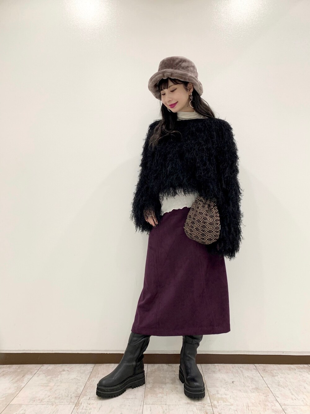 「オトナカジュアル、オトナ女子、休日スタイル、タートルネック、冬コーデ、ストレッチブーツ、JEANASiS、ootd、モード、ファッションの力を信じよう」｜「JEANASISのフェザーヤーンハンドフリンジプルオーバー/922750（ニット/セーター、ブラック系）」を使った、せいらまんさん（レディース・165cm）の冬コーディネートの1枚目の写真