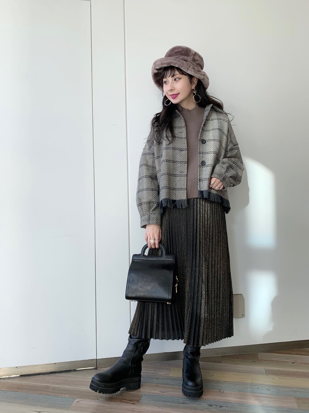 「オトナカジュアル、カジュアルコーデ、オトナ女子、タートルネック、ブーツ、ブラウン、JEANASiS、ootd、モード、スカート」｜「JEANASISのツイードフリンジＳジャケット/919240（その他アウター、グレー系）」を使った、せいらまんさん（レディース・165cm）の冬コーディネートの1枚目の写真