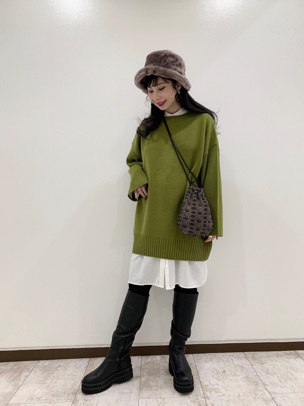 「年末WEAR感謝祭、秋冬コーデ、大人カジュアル、ボリューム袖、楽チンコーデ、レイヤードスタイル、ブーツ、ニット、JEANASiS、ootd」｜「JEANASISの7Gダブルジャガードチュニックプルオーバー/926507（ニット/セーター、グリーン系）」を使った、せいらまんさん（レディース・165cm）の冬コーディネートの1枚目の写真