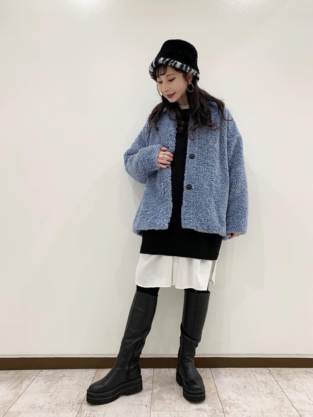 「年末WEAR感謝祭、秋冬コーデ、大人カジュアル、ボリューム袖、レイヤードスタイル、アウター、ブーツ、ootd、JEANASiS、カラーコーデ」｜「JEANASISのビガーロングブーツ/894947（ブーツ、ブラック系）」を使った、せいらまんさん（レディース・165cm）の冬コーディネートの1枚目の写真