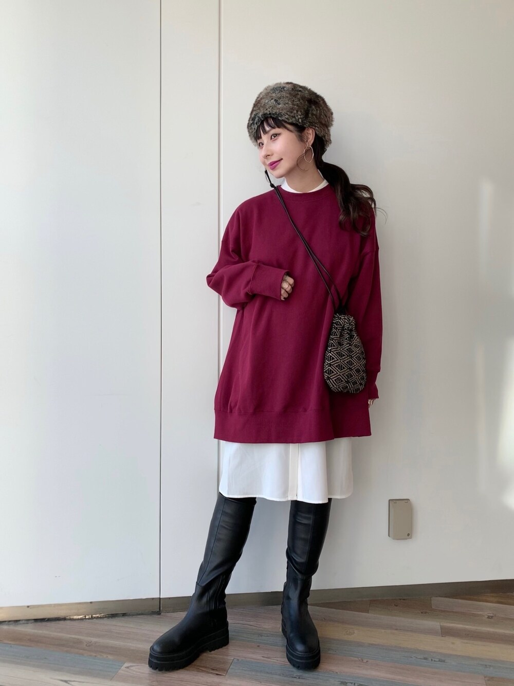 「年末WEAR感謝祭、秋冬コーデ、大人カジュアル、ボリューム袖、楽チンコーデ、レイヤードスタイル、ブーツ、カラーコーデ、JEANASiS、ootd」｜「JEANASISのBIGシルエットウラケプルオーバー/925644（スウェット、ピンク系）」を使った、せいらまんさん（レディース・165cm）の冬コーディネートの1枚目の写真