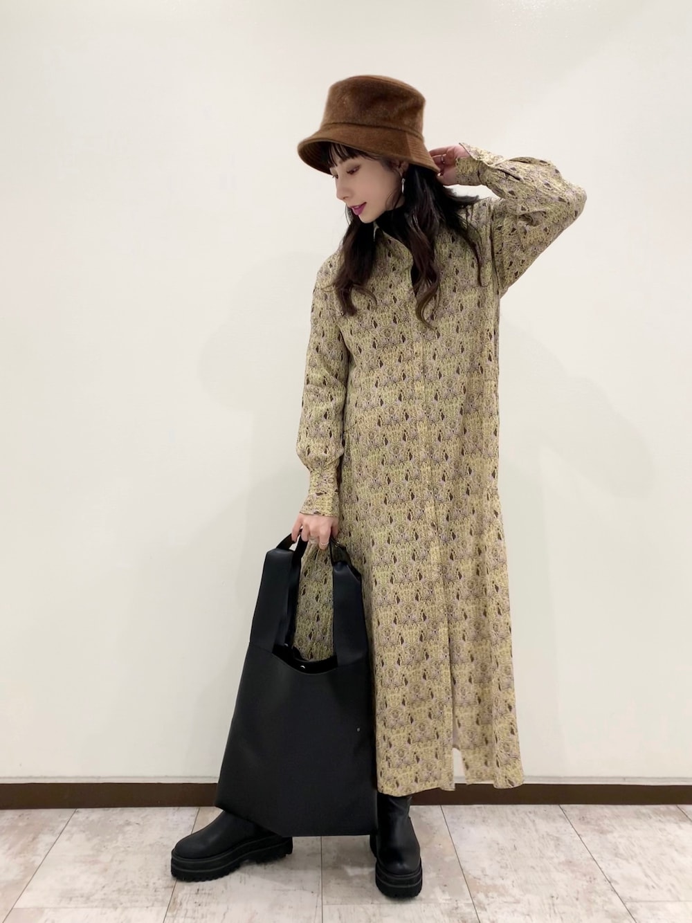 「私の推しブランド、オトナカジュアル、カジュアル、シンプルコーデ、おしゃれさんと繋がりたい、大人コーデ、春、ママコーデ、ワンピース、JEANASiS」｜「JEANASISのガラカラーフレアワンピース/926418（ワンピース、ベージュ系）」を使った、せいらまんさん（レディース・165cm）の冬コーディネートの1枚目の写真