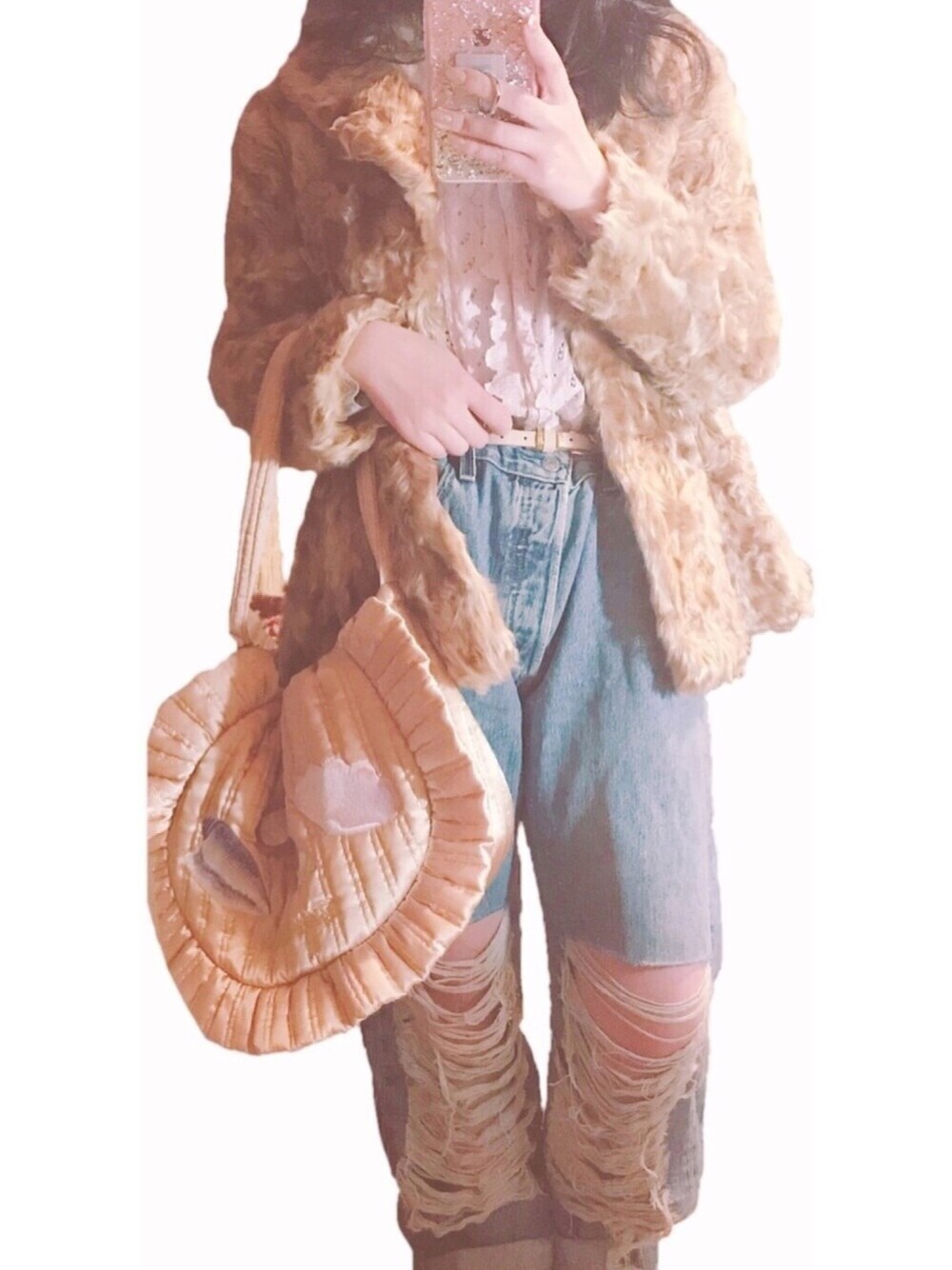 「パンツスタイル、カジュアル、シアタープロダクツ(THEATRE PRODUCTS)、ヴィンテージ、ファーコート、大人カジュアル、デニム、denim」｜「THEATRE PRODUCTSのキルティングサテン　シェルエンプロイダリー（ハンドバッグ、ベージュ系）」を使った、aiさん（レディース・158cm）の冬コーディネートの1枚目の写真