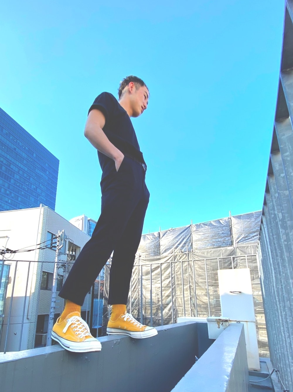 ブルー系のチノパンツ、イエロー系のスニーカーを着用したメンズの夏コーディネートの1枚目の写真