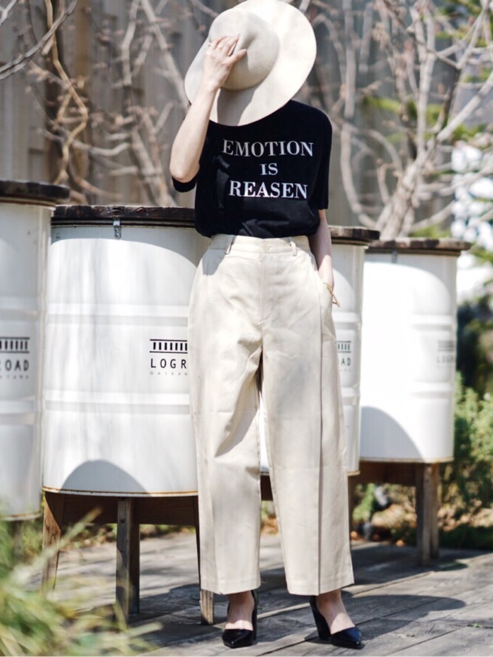 「シンプル、ラフ、Tシャツ」｜「MARQUEのアイテム（Tシャツ/カットソー、ブラック系）」を使った、仲村美香さん（レディース・157cm）の春コーディネートの1枚目の写真