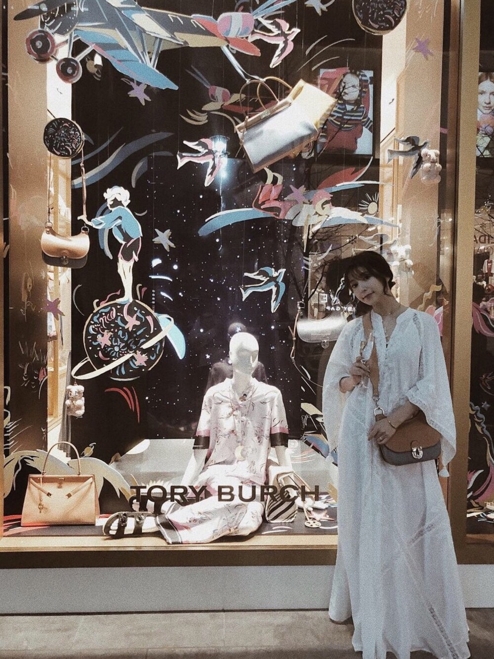 「TORYBURCHGINZA、TORYBURCHJAPAN、toryburch」｜「TORY BURCHのアイテム（ワンピース、ホワイト系）」を使った、仲村美香さん（レディース・157cm）の冬コーディネートの1枚目の写真