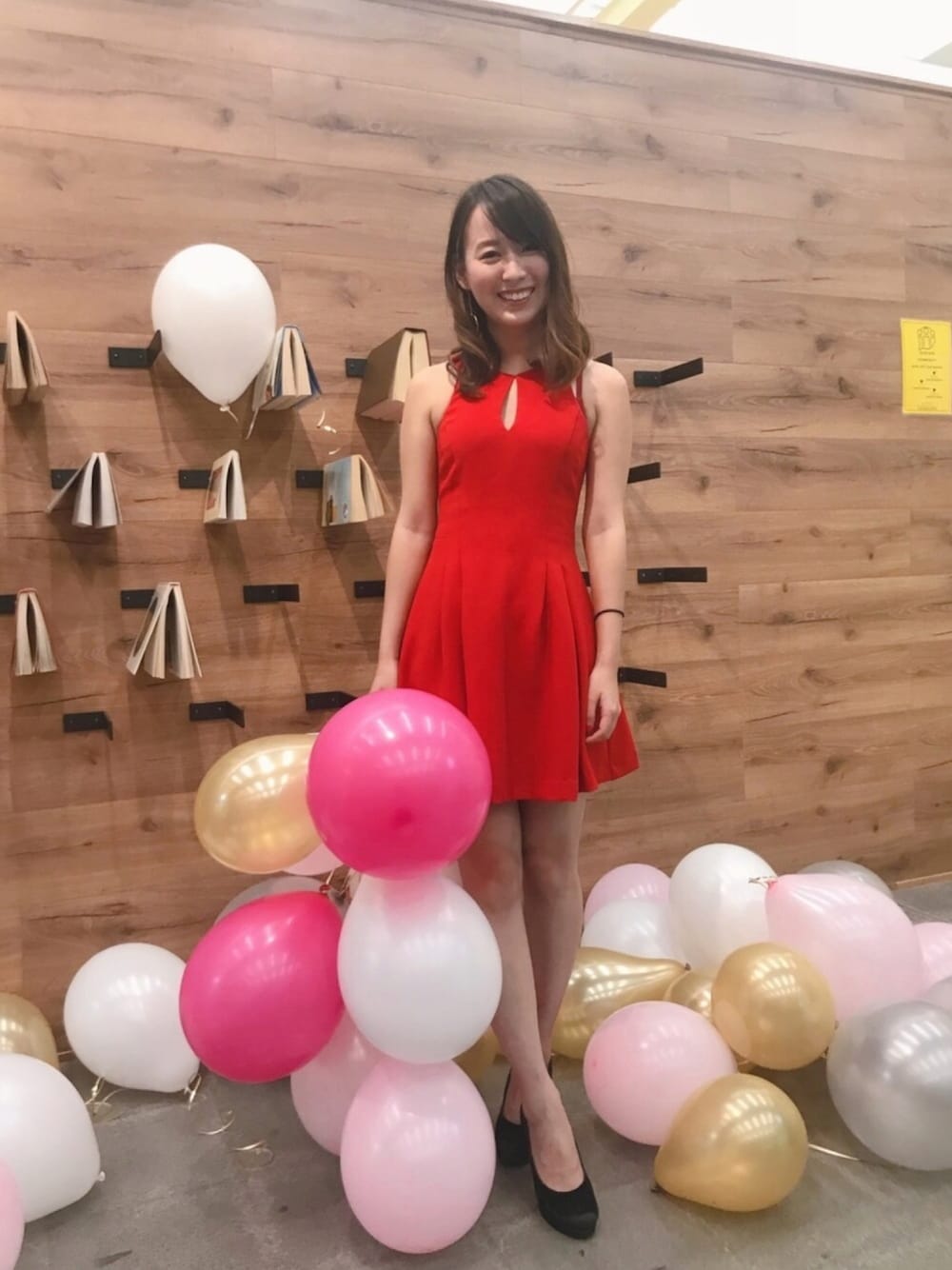 「red、reddress、dress、cocktaildress、gold、pink、PARTY、holiday、semi formal」｜「BCBGenerationのアイテム（ワンピース、レッド系）」を使った、Courtney.Cさん（レディース・160cm）の秋コーディネートの1枚目の写真