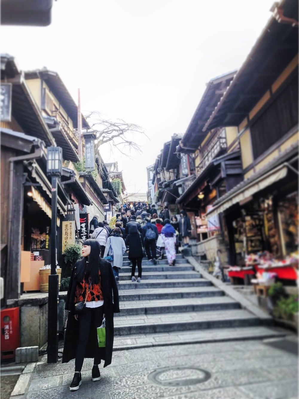 「スプリングSENSEOFPLACE、ACNE、AcneStudios、H&M、LECIELBLEU、CELINE、GUCCI、ZARA、アクネ、セリーヌ」｜「LE CIEL BLEUのアイテム（チェスターコート、ブラック系）」を使った、YURI NAKAMURAさん（レディース・158cm）の春コーディネートの1枚目の写真