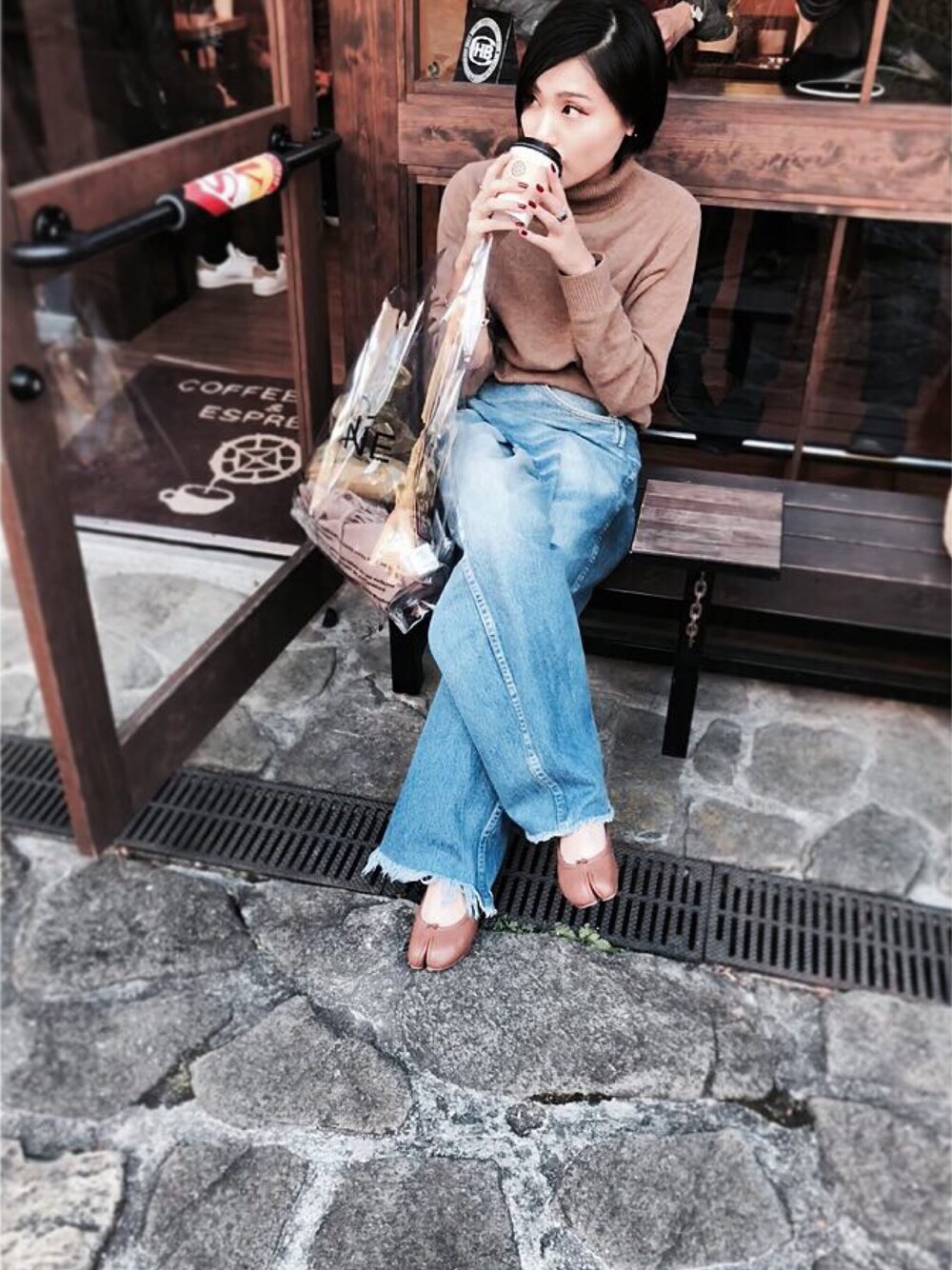 「ユニクロ、UNIQLO、Maison Martin Margiela、Maison Margiela、MAISONEUREKA、メゾンマルジェラ、メゾンエウレカ、CELINE、セリーヌ、AcneStudios」｜「MAISON EUREKAのEUREKAワイドデニム（デニムパンツ、ブルー系）」を使った、YURI NAKAMURAさん（レディース・159cm）の春コーディネートの1枚目の写真