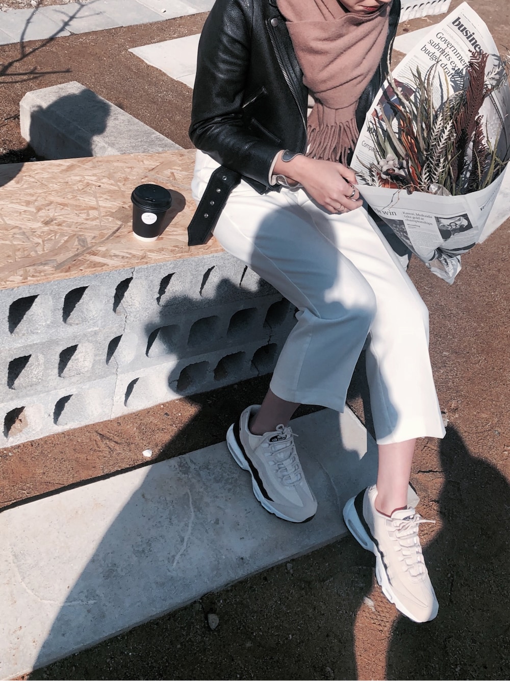「スニーカーコーデ、zara woman、春コーデ、NIKE AIR MAX、ナイキ、ナイキスニーカー、ナイキエアマックス、ACNE、AcneStudios、ライダース」｜「ACNEのアイテム（ライダースジャケット、ブラック系）」を使った、YURI NAKAMURAさん（レディース・159cm）の春コーディネートの1枚目の写真