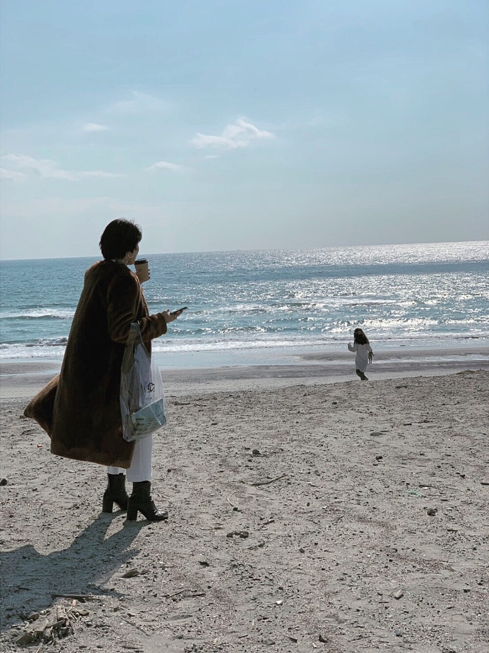 「FIGARO、ザラ、zara woman、Maison Martin Margiela、メゾンマルジェラ、足袋ブーツ、CELINE、セリーヌ、ビニールバック、pvcバッグ」｜「CELINEのアイテム（トートバッグ、その他）」を使った、YURI NAKAMURAさん（レディース・159cm）の春コーディネートの1枚目の写真