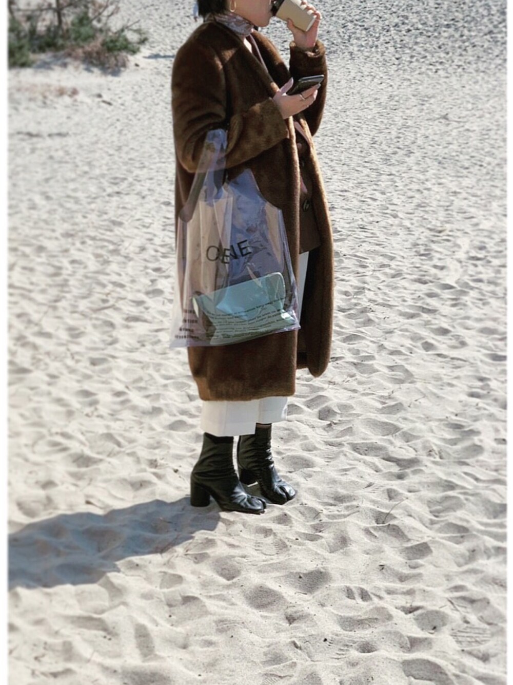 「FIGARO、ファーコート、zara woman、ザラ、united arrows、メゾンマルジェラ、Maison Martin Margiela、足袋ブーツ、CELINE、セリーヌ」｜「CELINEのアイテム（トートバッグ、その他）」を使った、YURI NAKAMURAさん（レディース・159cm）の春コーディネートの1枚目の写真