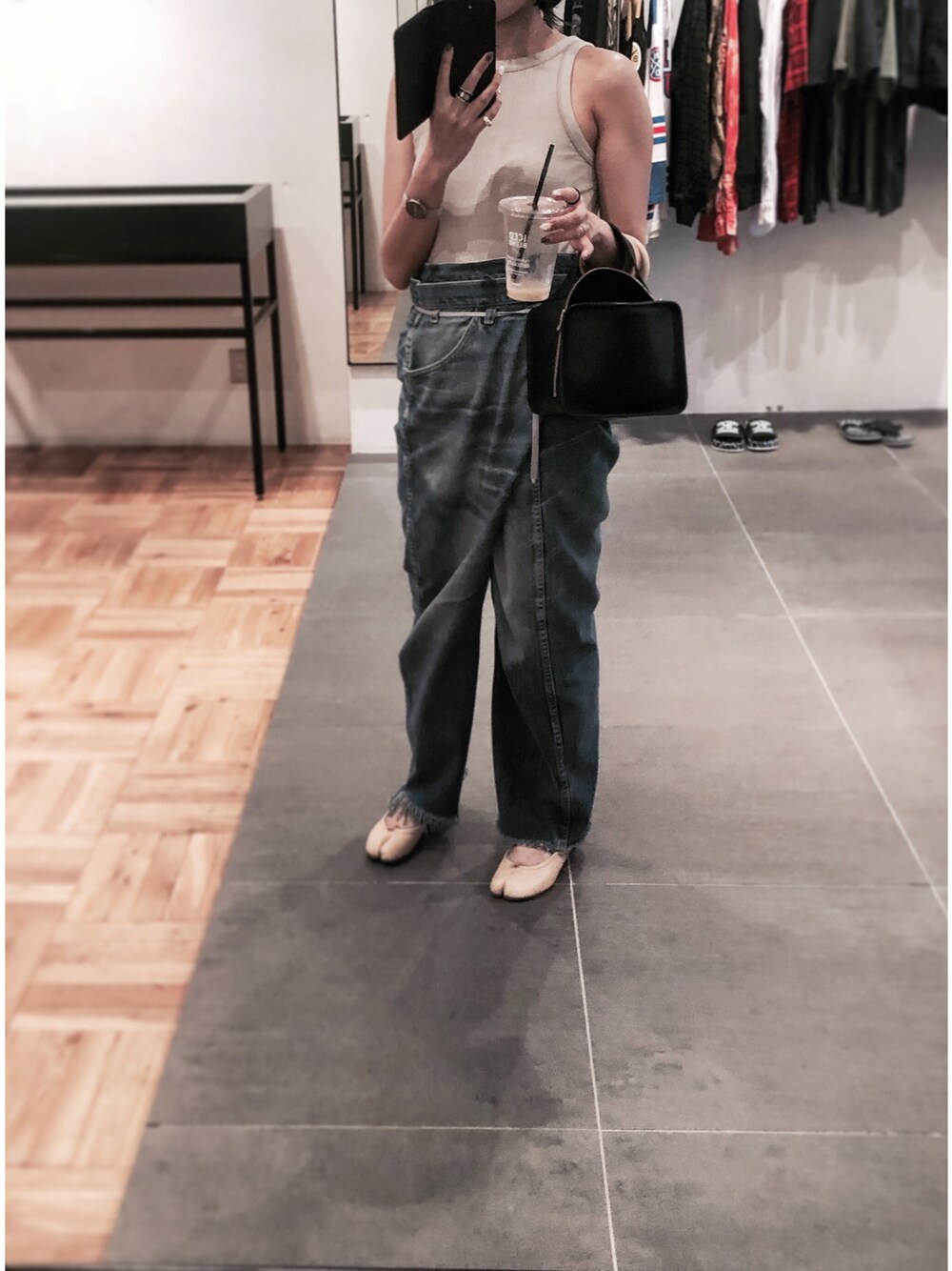 「大人トレンドカジュアル、秋のカフェオレコーデ、大人カジュアル、おしゃれさんと繋がりたい、デニムコーデ、Maison Margiela、足袋バレエ、MAISON EUREKA、メゾンエウレカ、メゾンマルジェラ」｜「MAISON EUREKAのmaisoneureka vintage rework biggy pt（デニムパンツ、ブルー系）」を使った、YURI NAKAMURAさん（レディース・159cm）の秋コーディネートの1枚目の写真