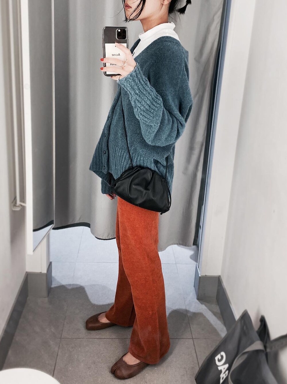 「春カラー、お洒落さんとつながりたい、Maison Martin Margiela、足袋バレエ、BOTTEGA VENETA、Littlesuzie、united arrows、オレンジコーデ、ACNE」｜「BOTTEGA VENETAのアイテム（ショルダーバッグ、ブラック系）」を使った、YURI NAKAMURAさん（レディース・159cm）の冬コーディネートの1枚目の写真