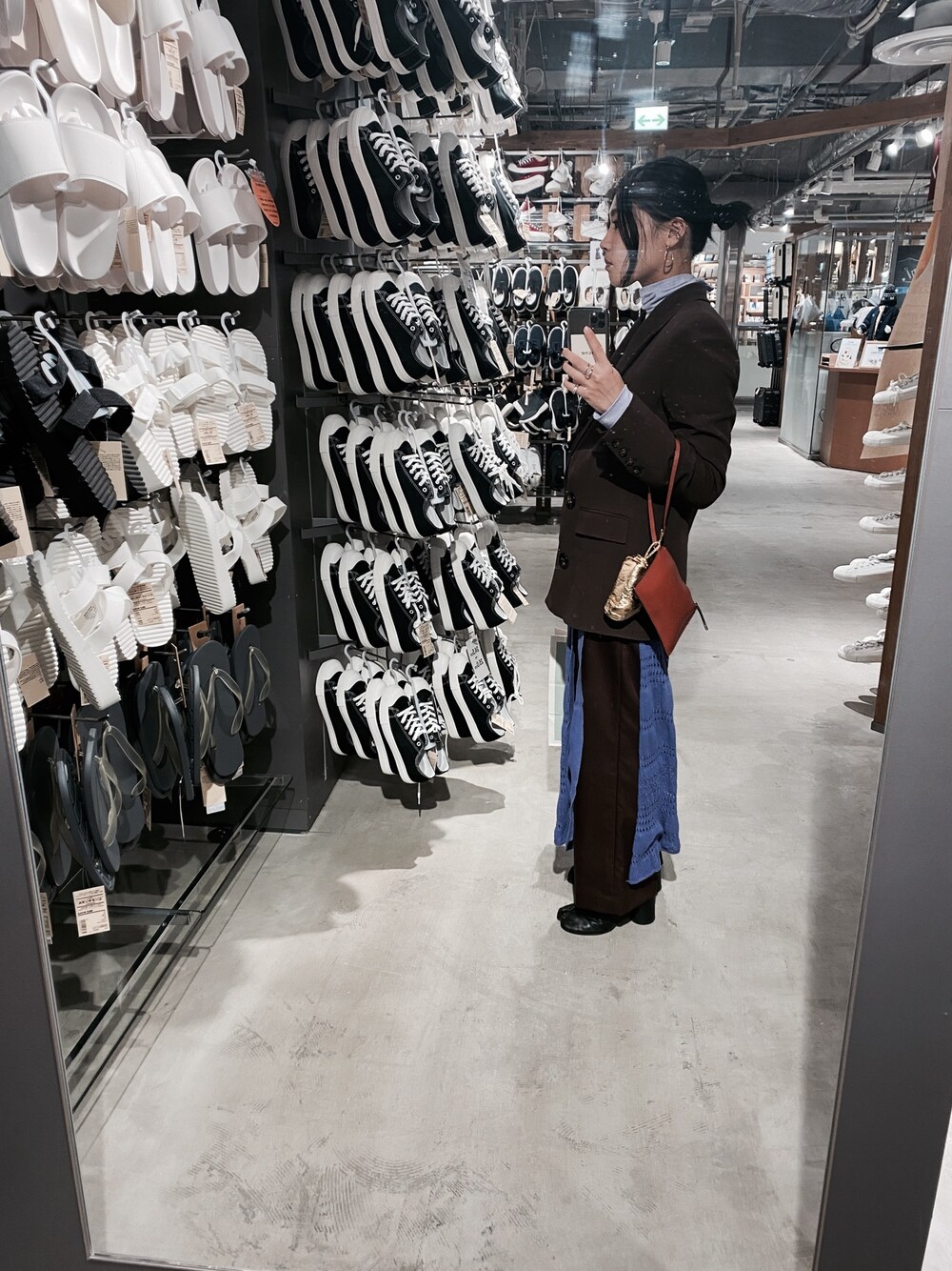 「お洒落さんとつながりたい、zara woman、Maison Martin Margiela、足袋ブーツ、BOTTEGA VENETA、CELINE、ROKU、ブラウンコーデ、medium」｜「ZARAのアイテム（ジャケット/アウター、ブラウン系）」を使った、YURI NAKAMURAさん（レディース・159cm）の冬コーディネートの1枚目の写真