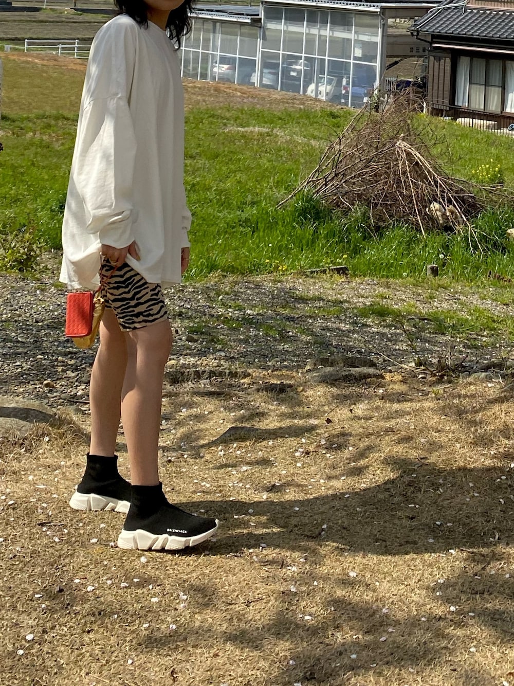 「夏コーデ、ラフ、白Tシャツ、レギンス、SEA、BALENCIAGA、BOTTEGA VENETA、H&M、ビックT、ビックシルエット」｜「SEAの2XL / 4XL L/S TEE（Tシャツ/カットソー、ホワイト系）」を使った、YURI NAKAMURAさん（レディース・159cm）の夏コーディネートの1枚目の写真