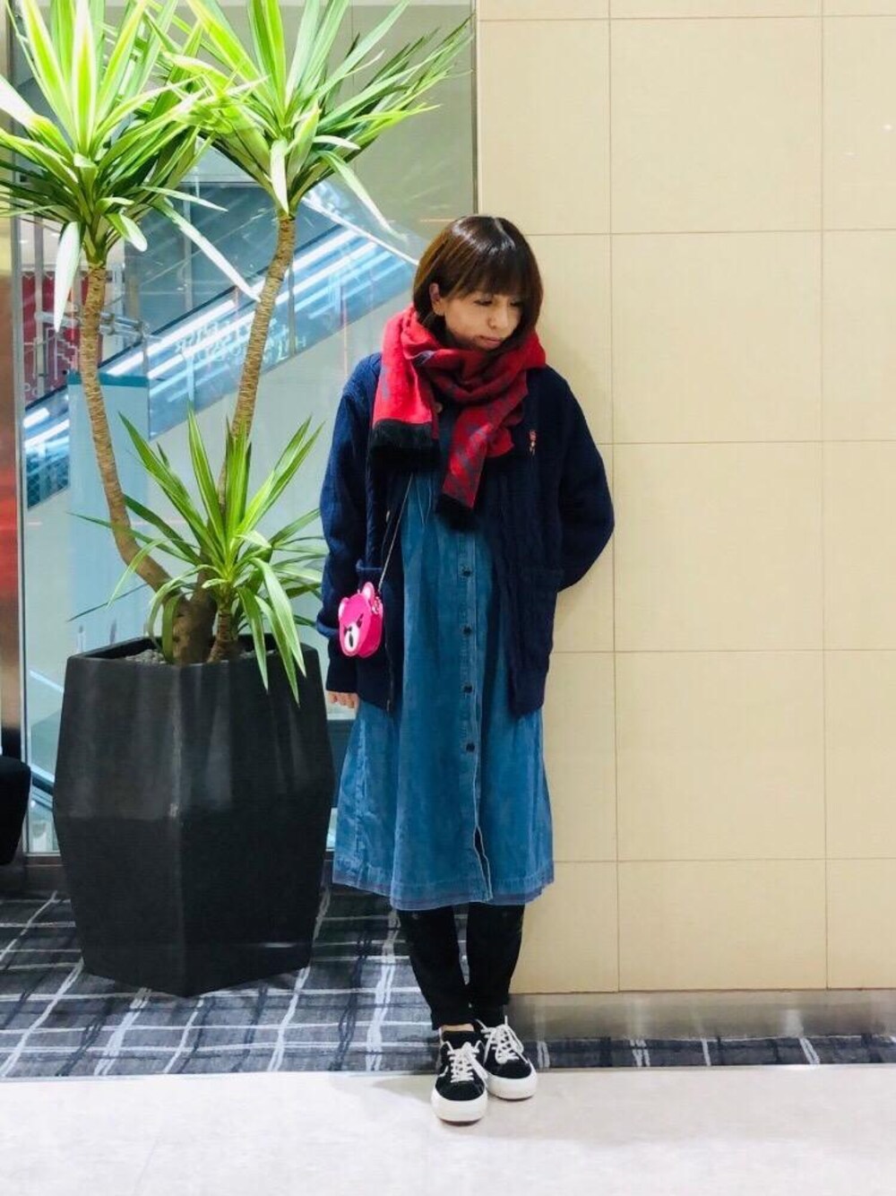 「スニーカー、デニム、冬コーデ、長袖シャツ、Hysteric Glamour、ベアー、ラフコーデ、カジュアルコーデ、ヒステリックグラマー、ニットコーデ」｜「HYSTERIC GLAMOURのSCRATCH レギンス（レギンス/スパッツ、ブラック系）」を使った、hiRaさん（レディース・157cm）の秋コーディネートの1枚目の写真