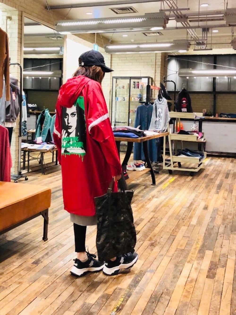 「スニーカー、ビッグシルエット、スカート、パーカー、コラボレーション、Hysteric Glamour、春コーデ、ラフコーデ、カジュアルコーデ、ヒステリックグラマー」｜「HYSTERIC GLAMOURのHYS SYMBOL LOGO 刺繍キャップ（キャップ、ブラック系）」を使った、hiRaさん（レディース・157cm）の冬コーディネートの1枚目の写真