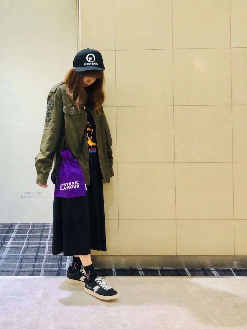 「スニーカー、ワンピース、Tシャツ、長袖シャツ、Hysteric Glamour、夏コーデ、ラフコーデ、カジュアルコーデ、ヒステリックグラマー、ミリタリーコーデ」｜「HYSTERIC GLAMOURのHYS LOGOラメ ソックス（ソックス/靴下、ブラック系）」を使った、hiRaさん（レディース・157cm）の夏コーディネートの1枚目の写真
