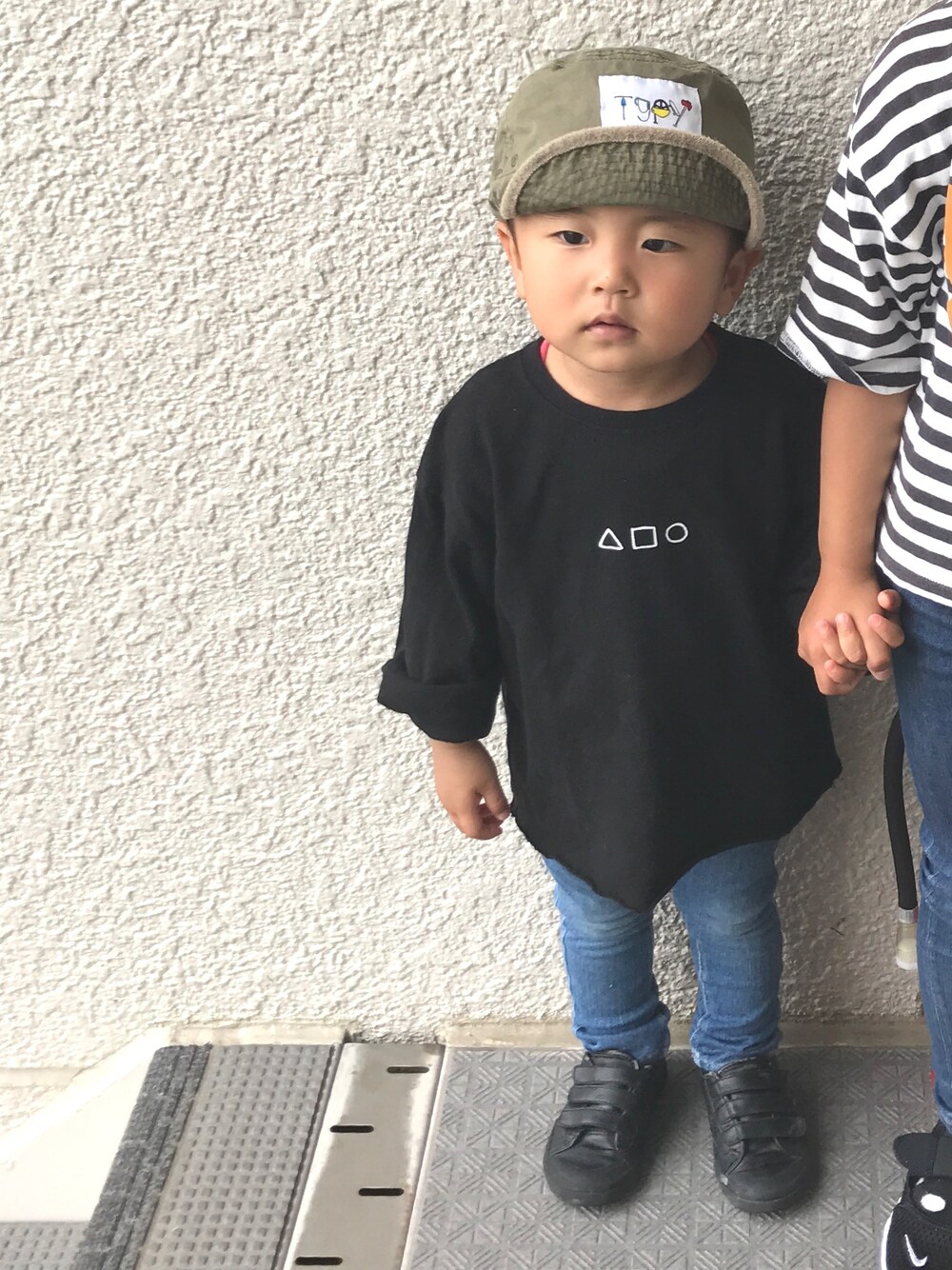 「男の子」｜「韓国ファッション #Kのアイテム（Tシャツ/カットソー、ブラック系）」を使った、uta☺︎さん（キッズ・90cm）の春コーディネートの1枚目の写真