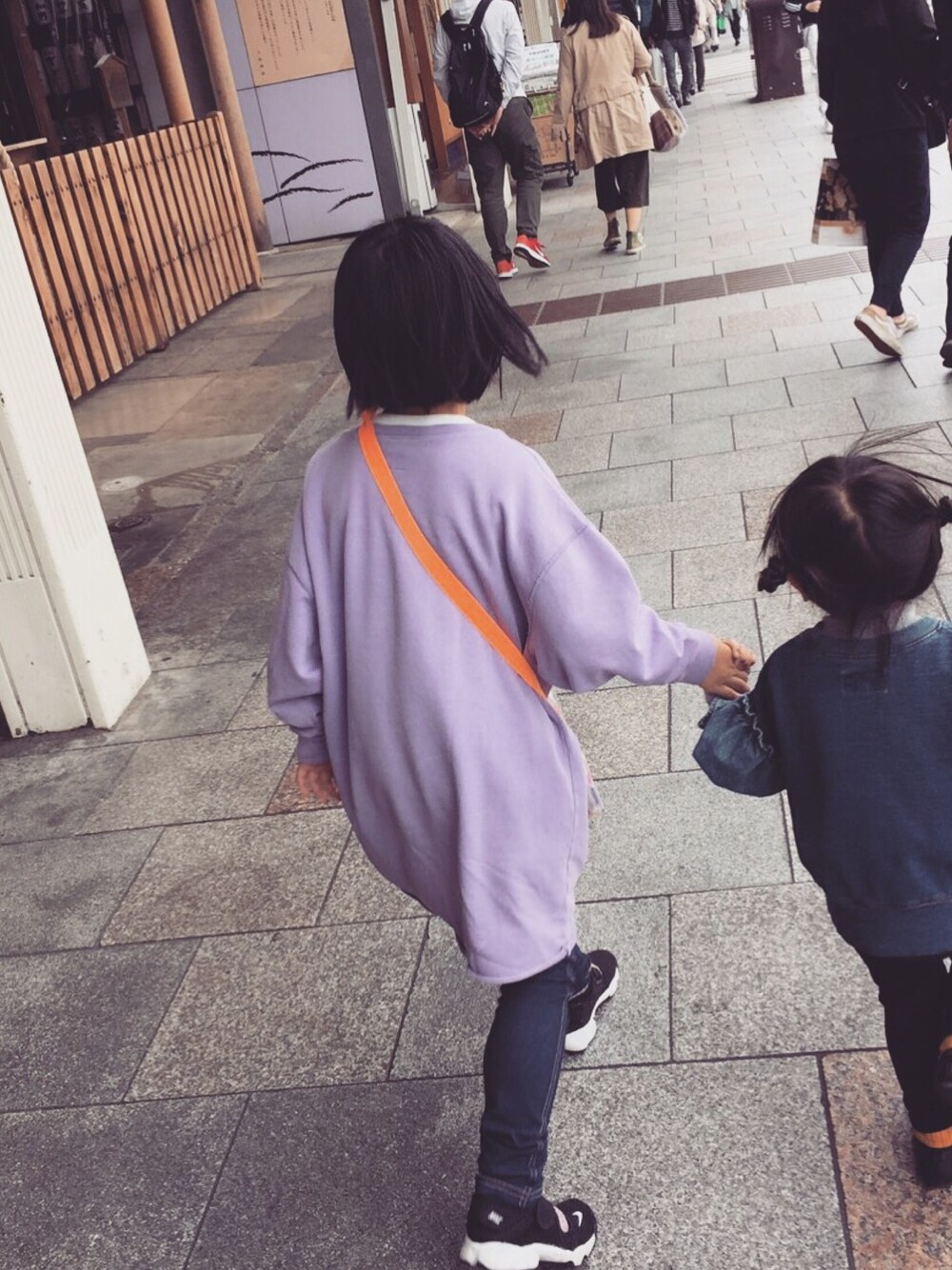 「女の子コーデ、パステルカラー、120cm」｜「URBAN RESEARCH DOORSのピグメントワイドワンピース(KIDS)（ワンピース、パープル系）」を使った、uta☺︎さん（キッズ・100cm）の春コーディネートの1枚目の写真
