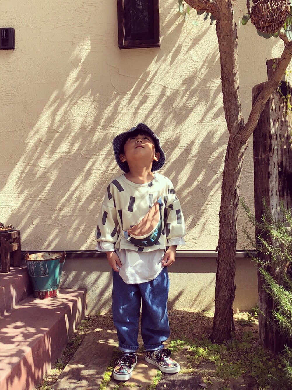 「男の子コーデ」｜「アルカカマのアイテム（Tシャツ/カットソー、ベージュ系）」を使った、uta☺︎さん（キッズ・120cm）の春コーディネートの1枚目の写真