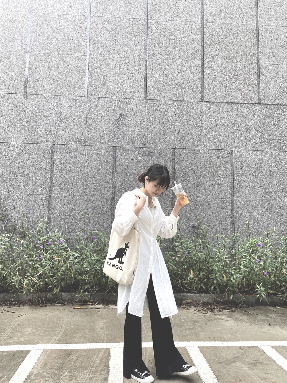 「ootd、休閒」｜「KANGOLのアイテム（ショルダーバッグ、ホワイト系）」を使った、YayaHuangさん（レディース・162cm）の秋コーディネートの1枚目の写真