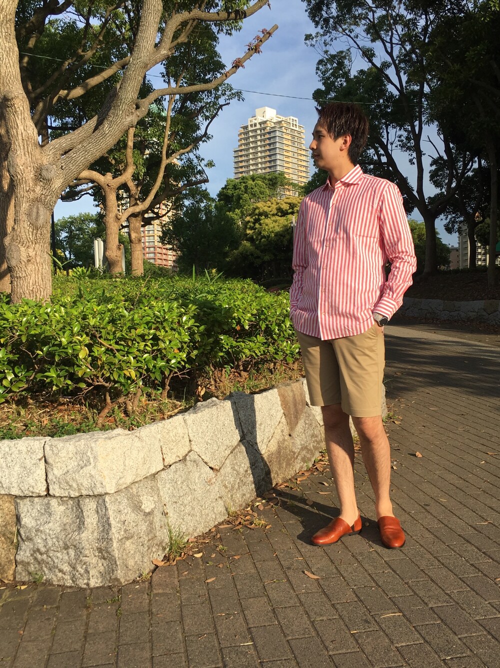 ベージュ系のその他パンツ、レッド系のシャツ/ブラウス、オレンジ系のローファーを着用したメンズの夏コーディネートの1枚目の写真